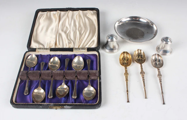 A Chinese .925 sterling silver dish, inset with an Elizabeth II 1981