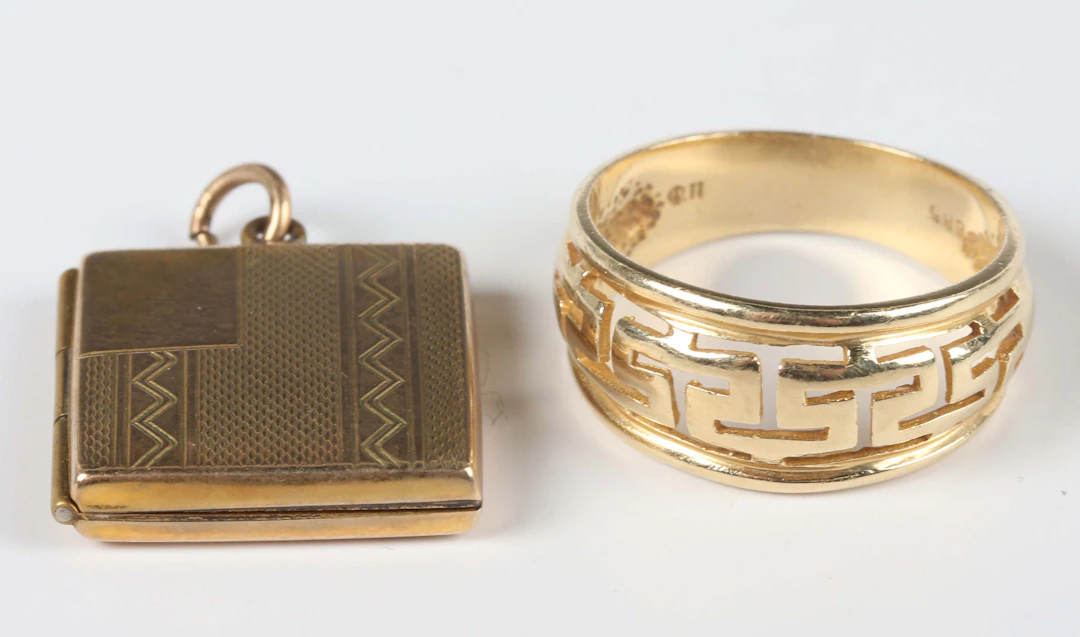 A gold ring, the front in a pierced geometric design, detailed ‘585’