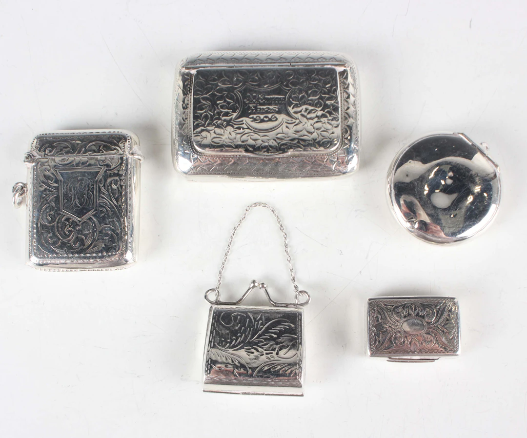 An Edwardian silver curved rectangular snuff box, the hinged lid name