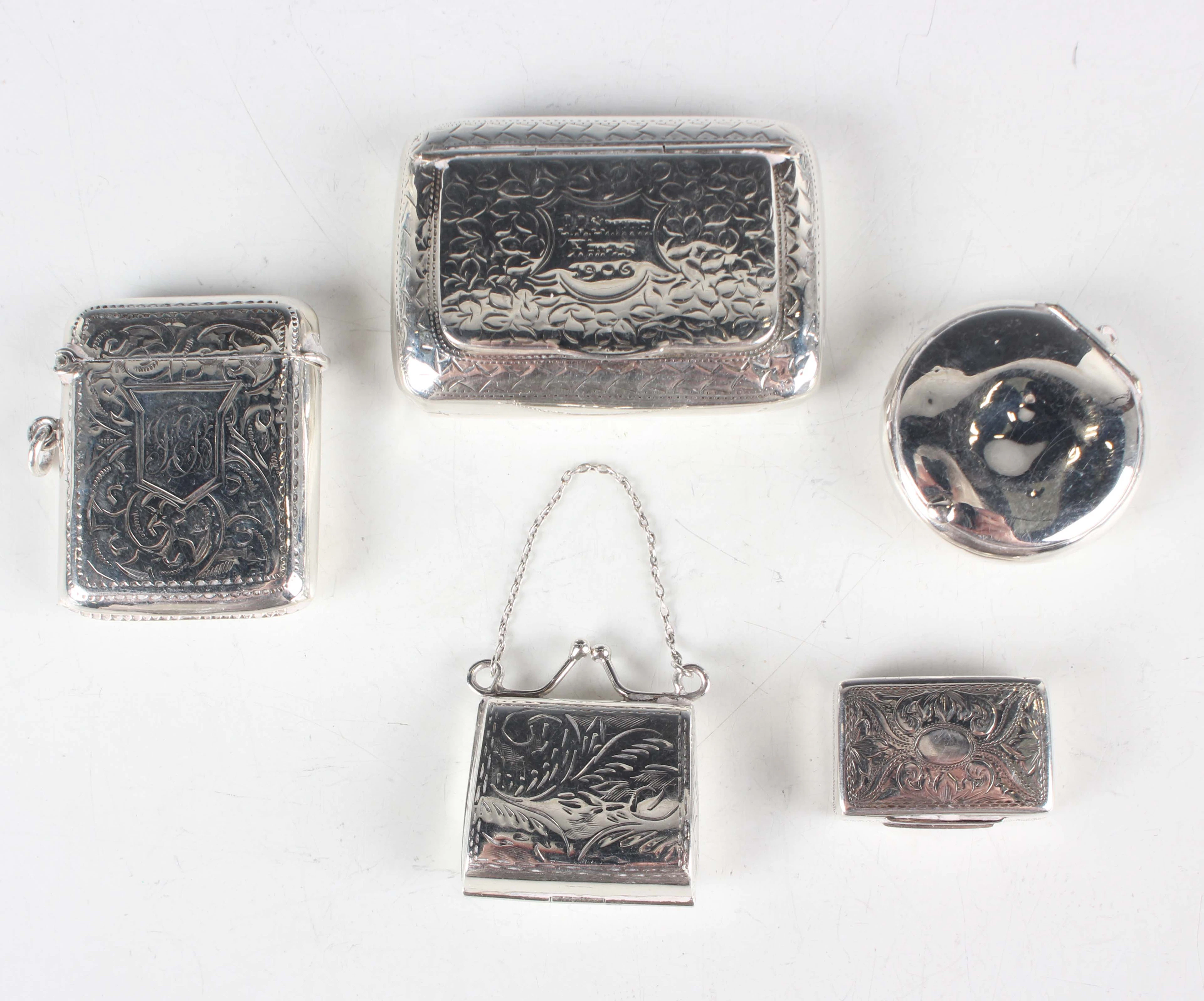 An Edwardian silver curved rectangular snuff box, the hinged lid name