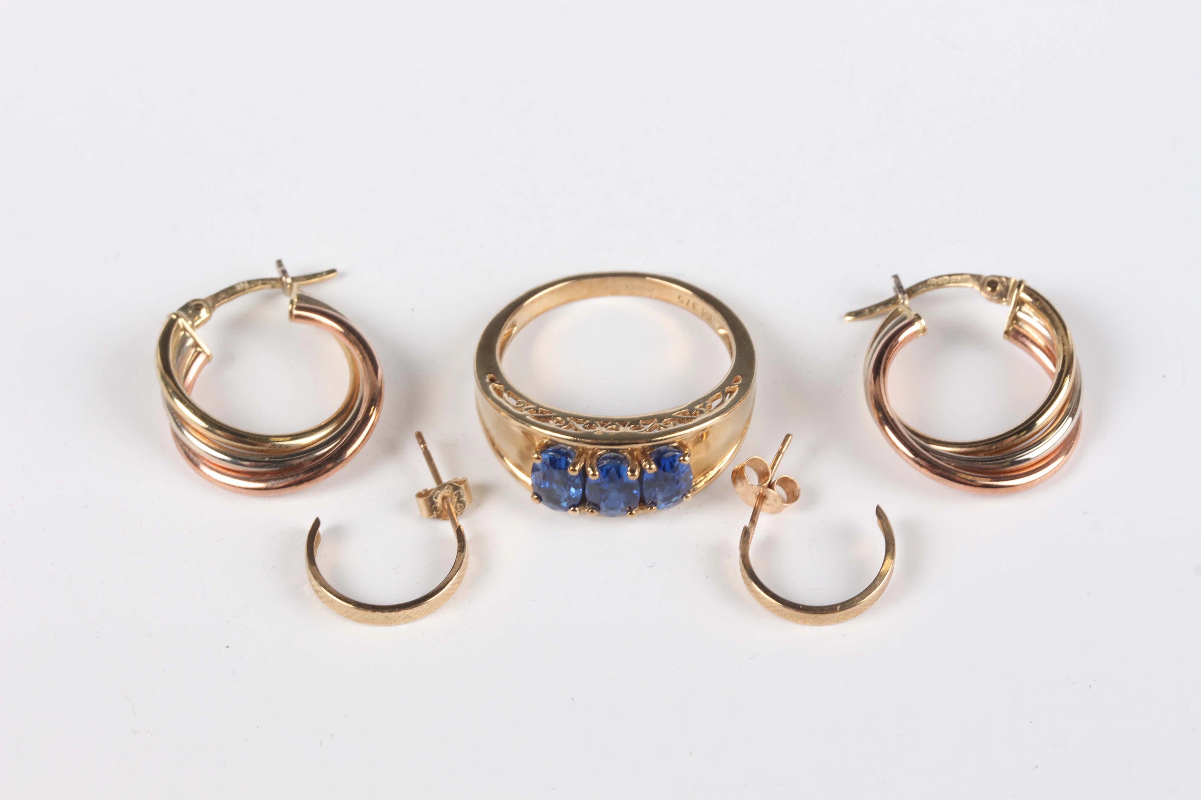 A 9ct gold and blue kyanite ring, claw set with a row of oval cut