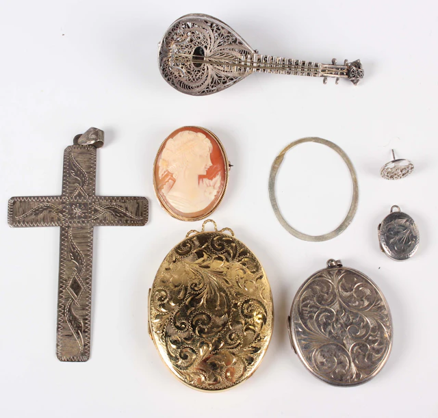 A gold mounted oval shell cameo pendant brooch, detailed ‘K9’, weight