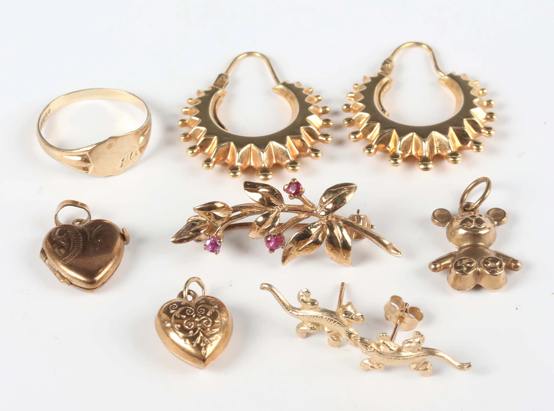 A group of 9ct gold jewellery, comprising a gem set spray brooch