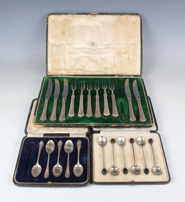 A set of six George V silver bean end coffee spoons, Sheffield 1922