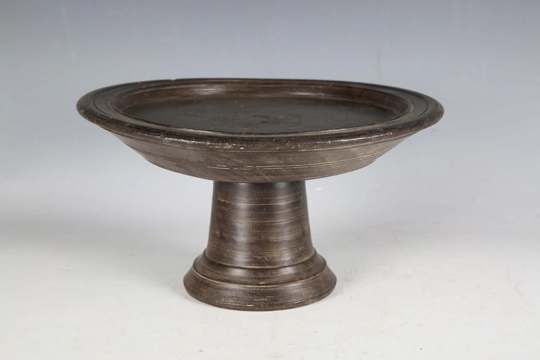 An 18th century turned softwood serving tazza with a raised tapering