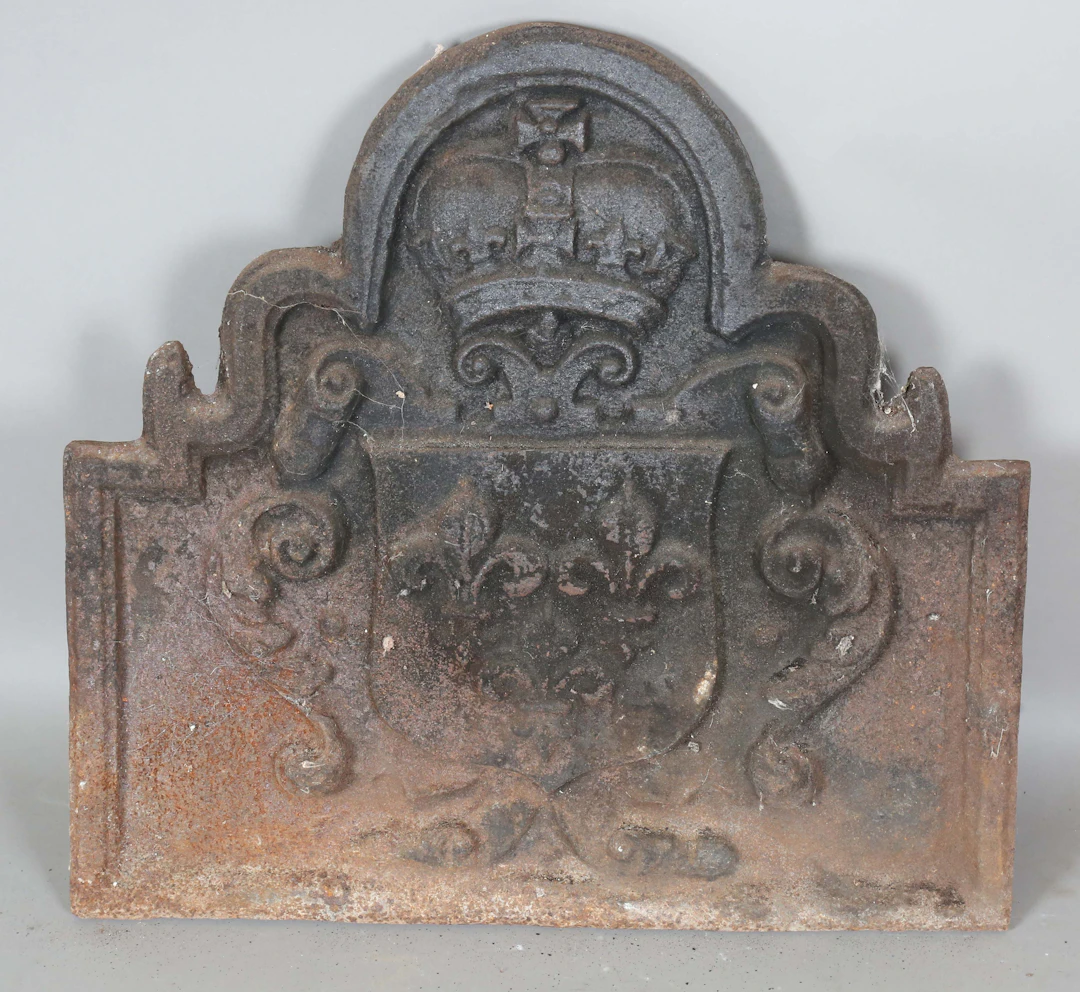A 20th century cast iron fireback, decorated in relief with a heraldic