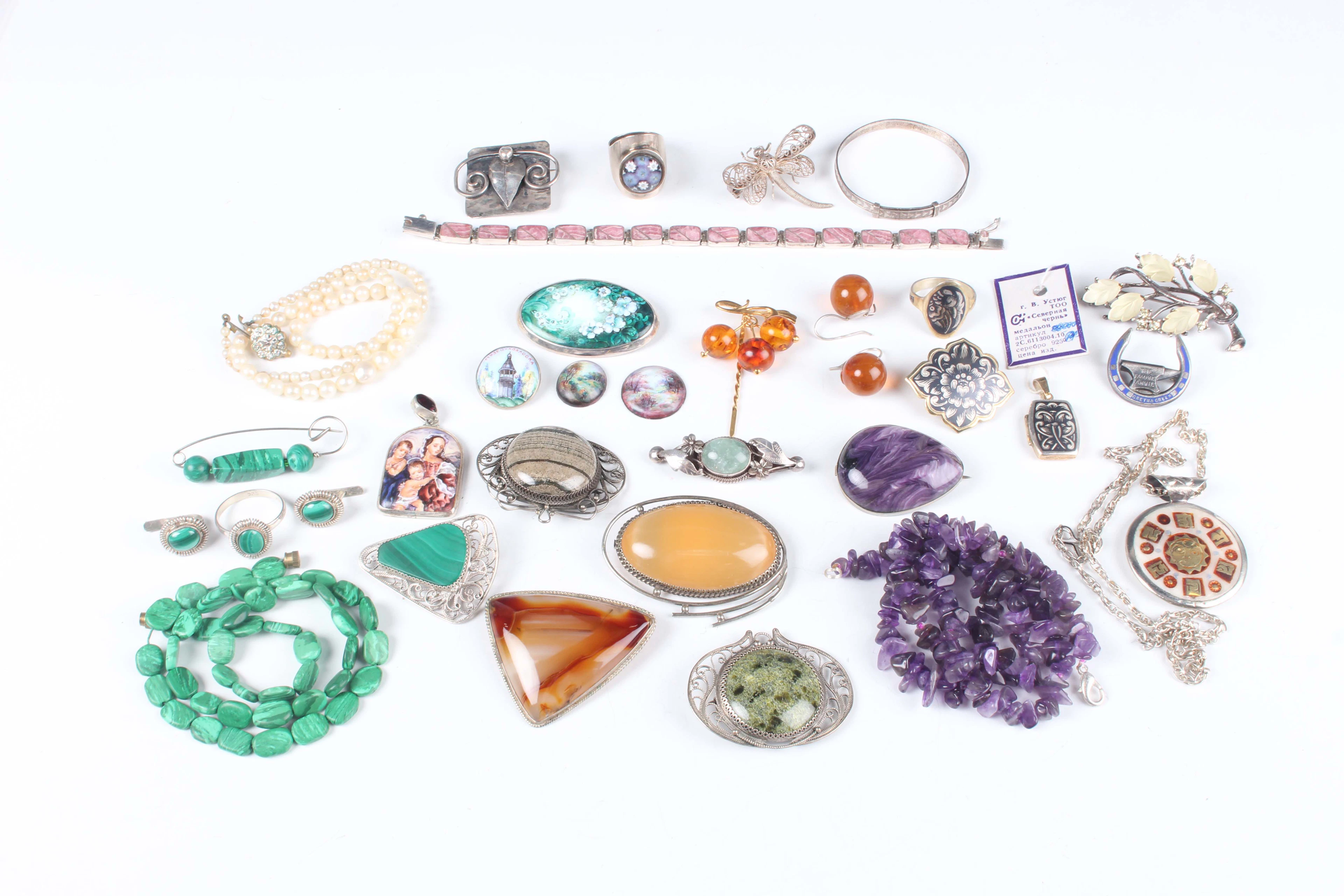 A group of mostly 20th century jewellery, including a silver and rhodochrosite