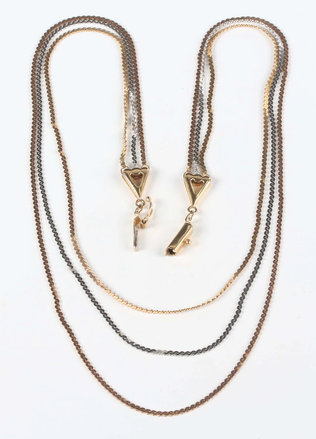 An Italian Unoaerre 9ct three colour gold three row serpentine link