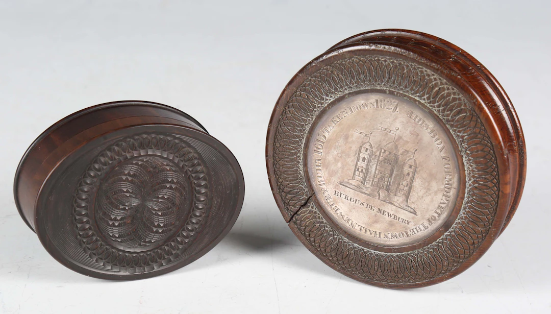 A George IV turned oak circular snuff box, the base with an inset