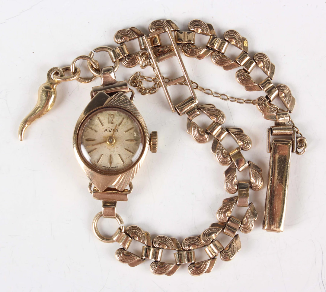 An Avia 9ct gold cased lady's wristwatch with signed silvered dial