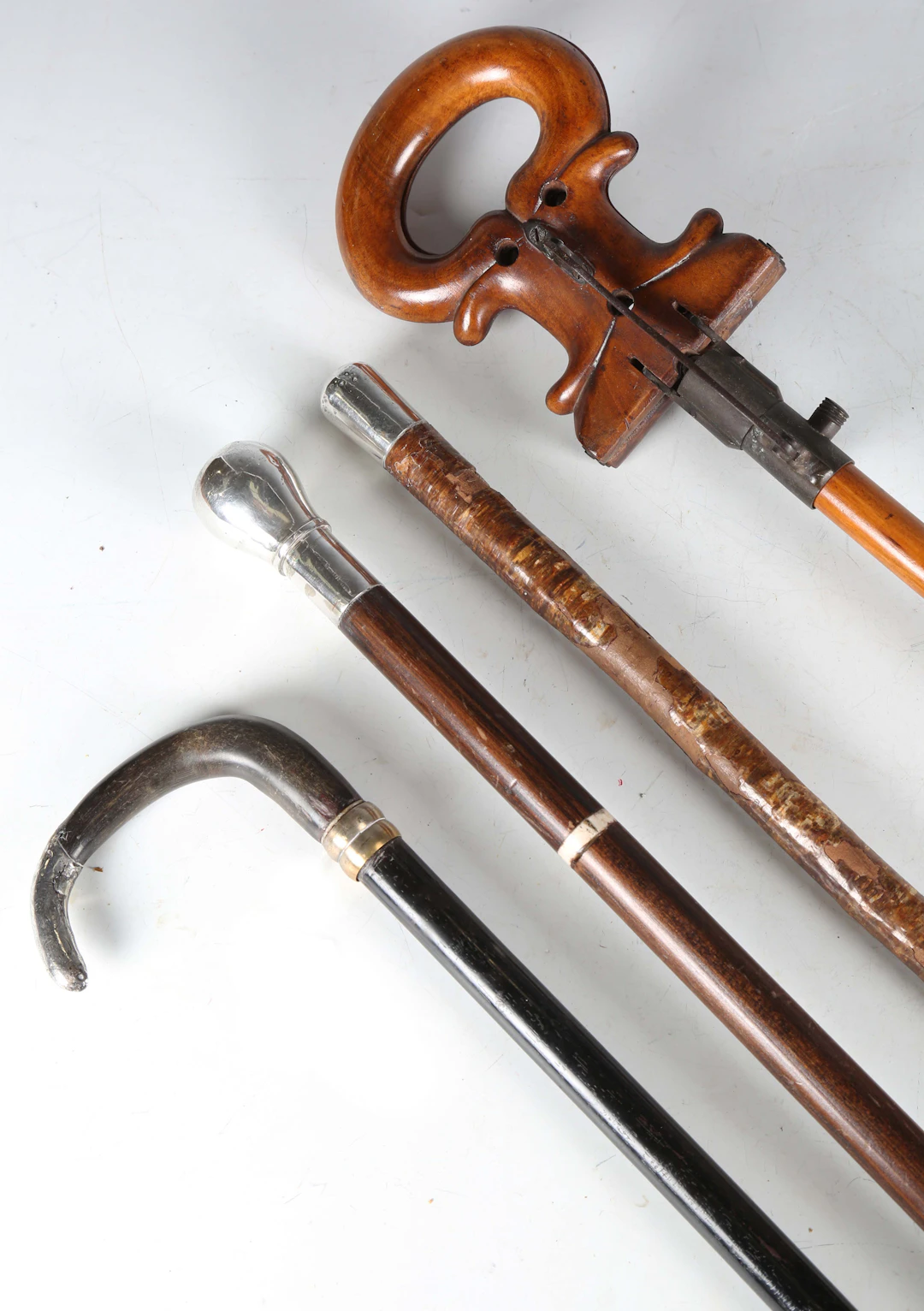 An early 20th century walnut and metal mounted shooting stick, length
