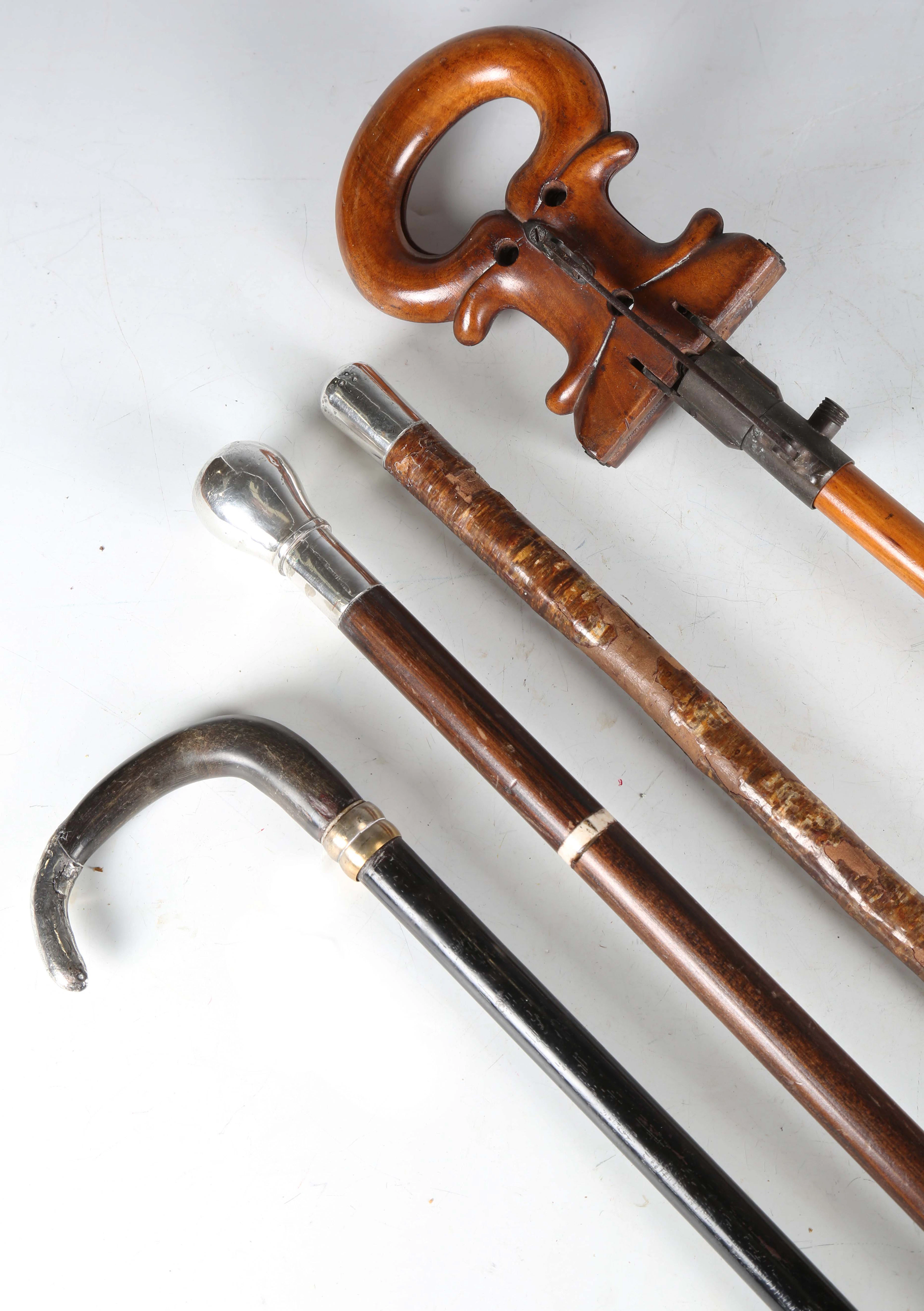 An early 20th century walnut and metal mounted shooting stick, length