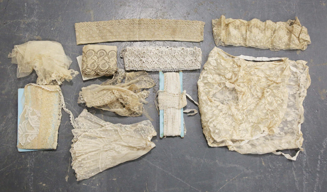 A group of mainly early 20th century linen infants' clothing and a