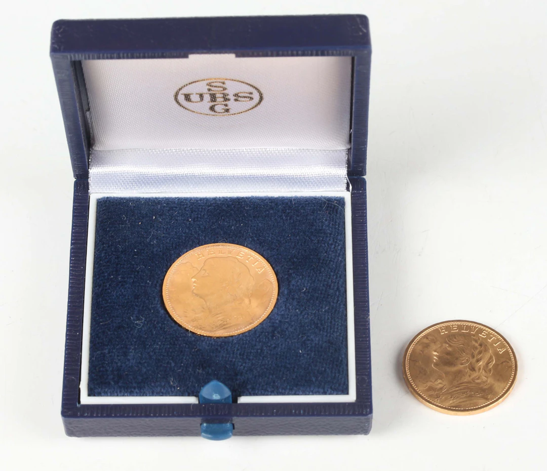Two Switzerland gold twenty francs, 1912 and 1927, both Bern Mint.