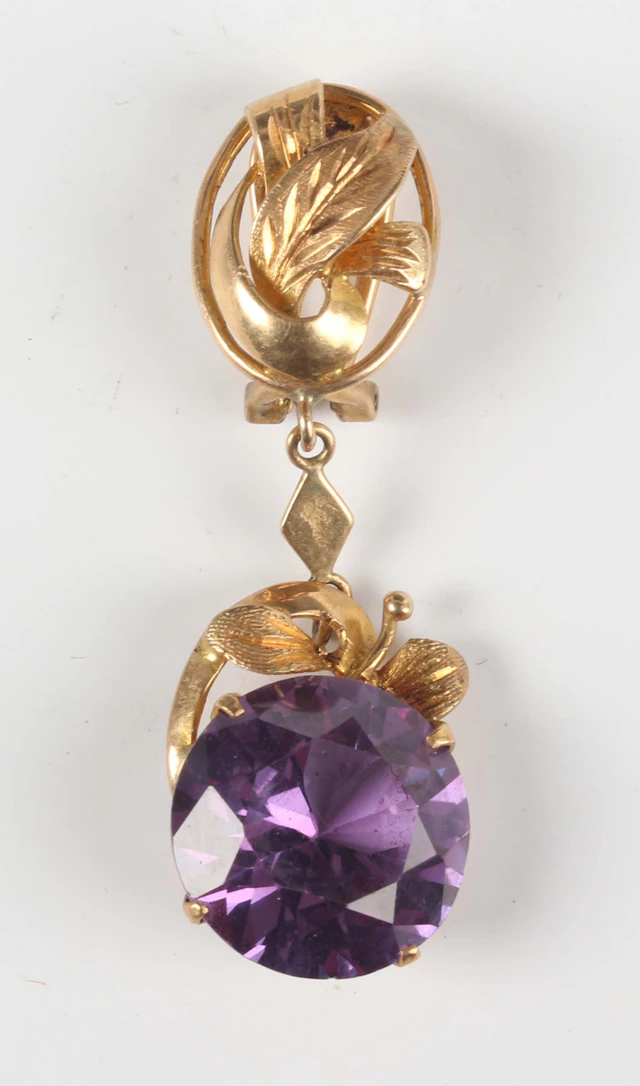 A single gold and synthetic colour-change sapphire pendant earring