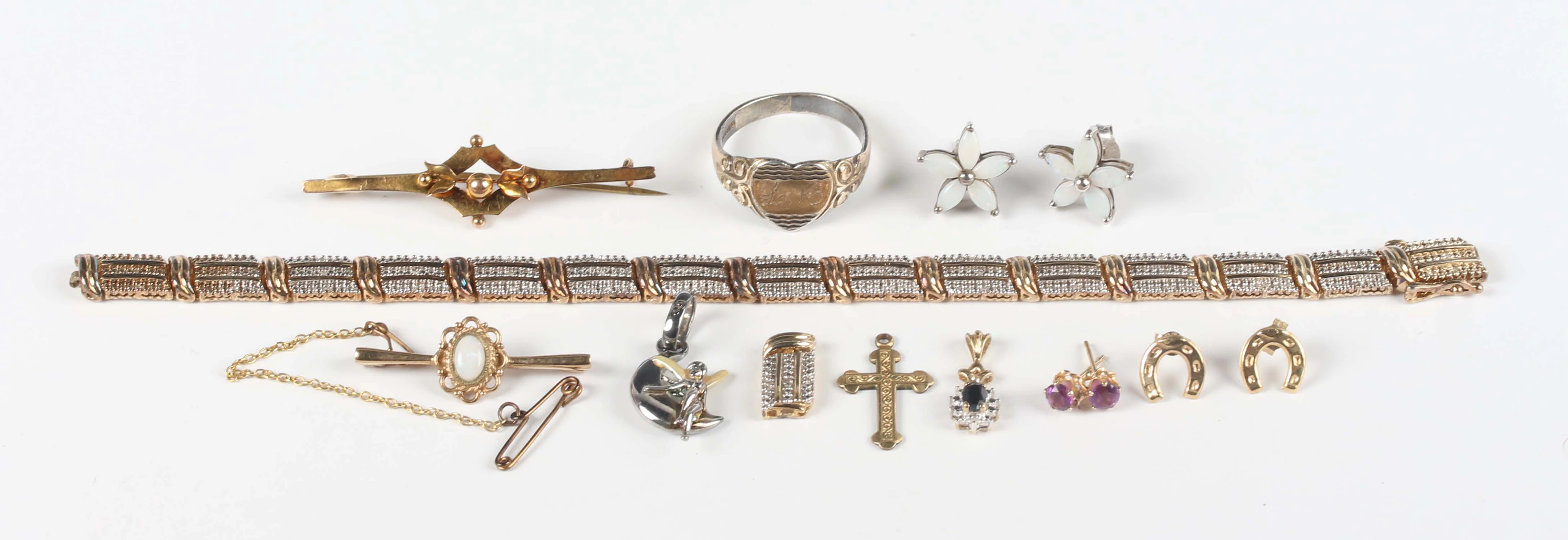 A small group of jewellery, including a 9ct gold and opal single stone