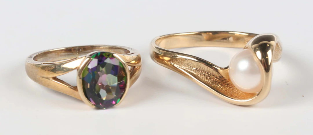A 9ct gold ring, mounted with a cultured pearl in a twist design