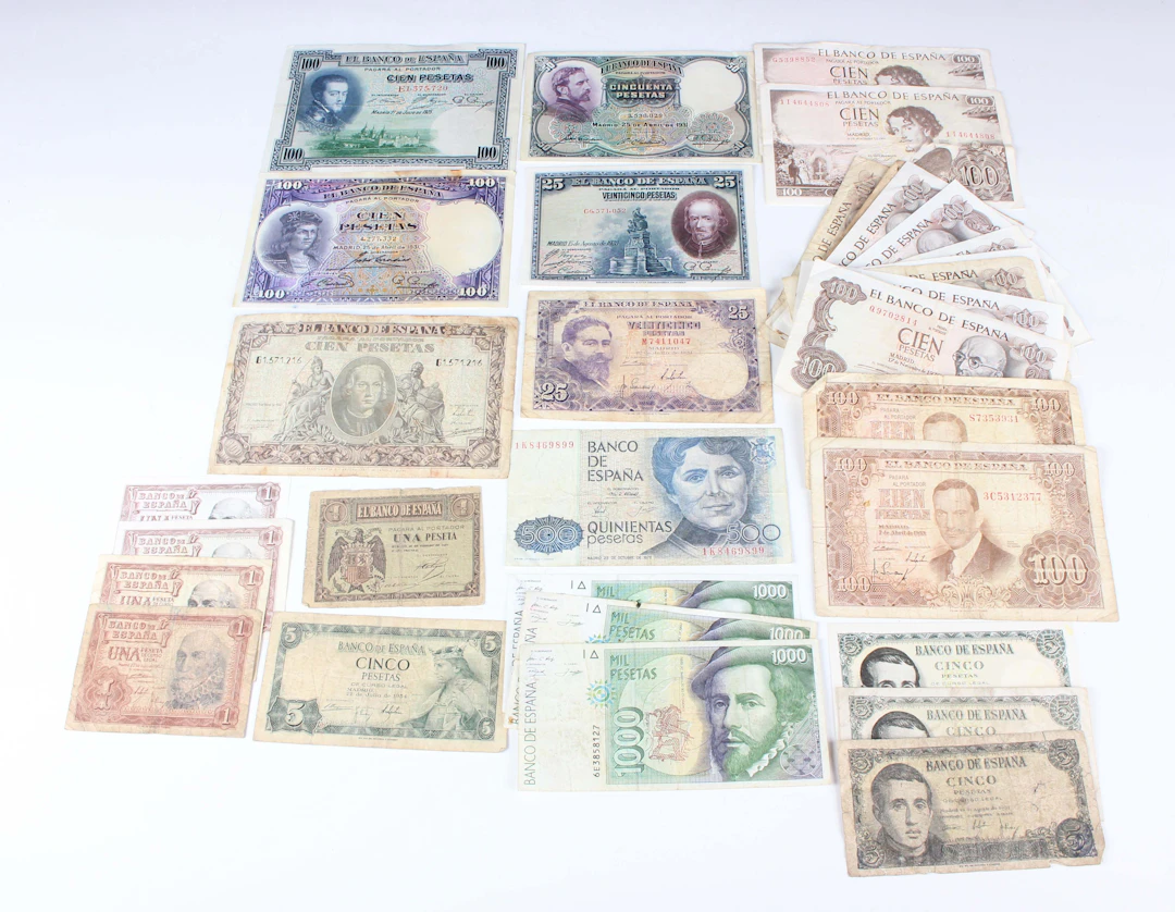 A collection of Spanish and Portuguese banknotes, including a Bank