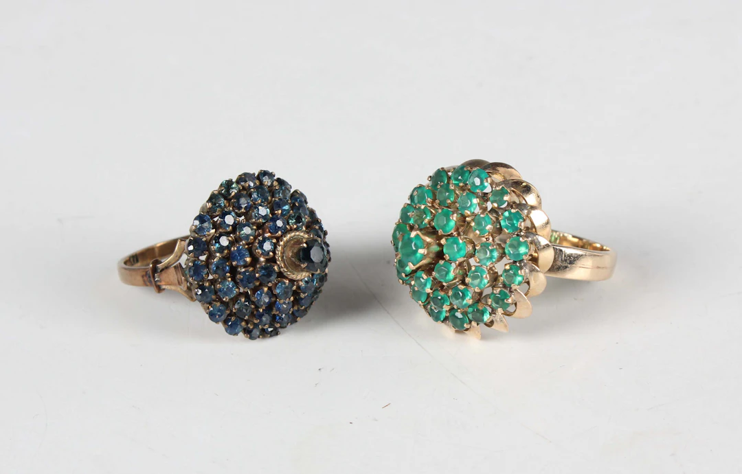 A gold and dyed green chalcedony cluster ring in a multiple tiered