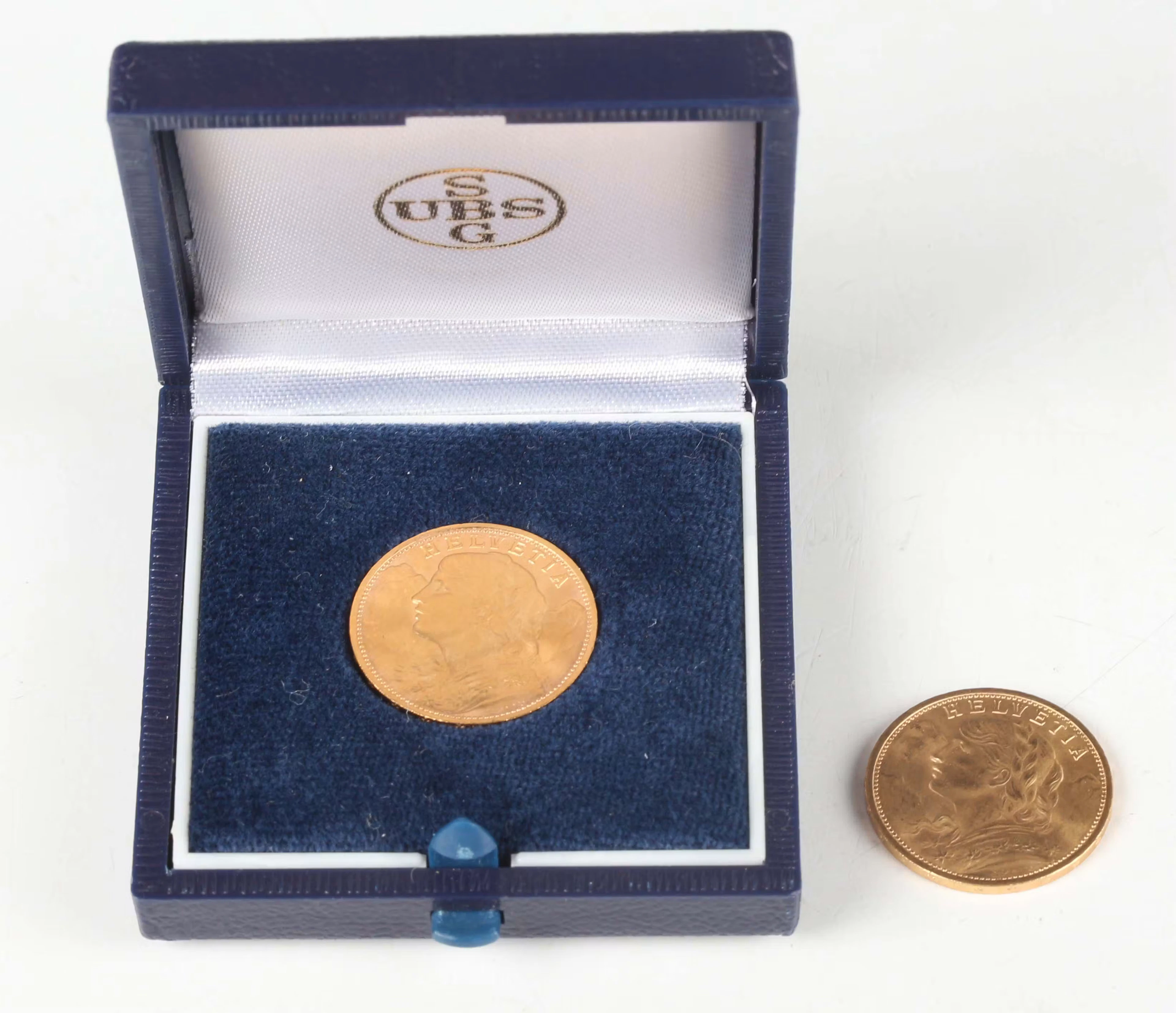 Two Switzerland gold twenty francs, 1912 and 1927, both Bern Mint.