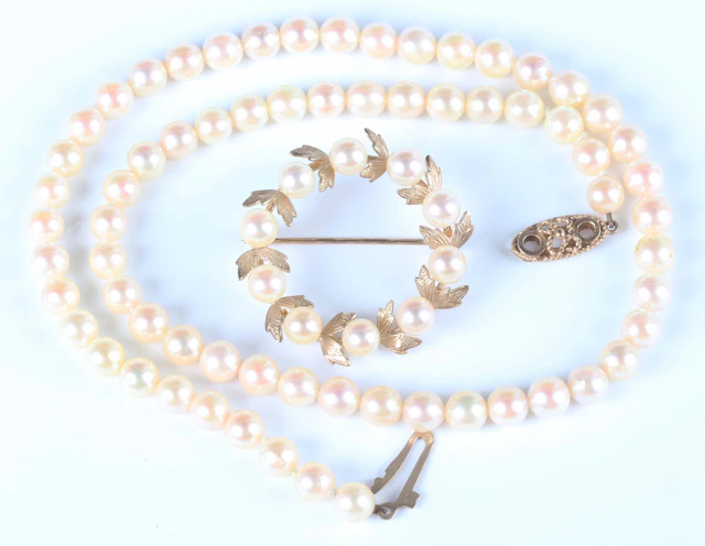 A 9ct gold and cultured pearl brooch of wreath form, weight 5.8g