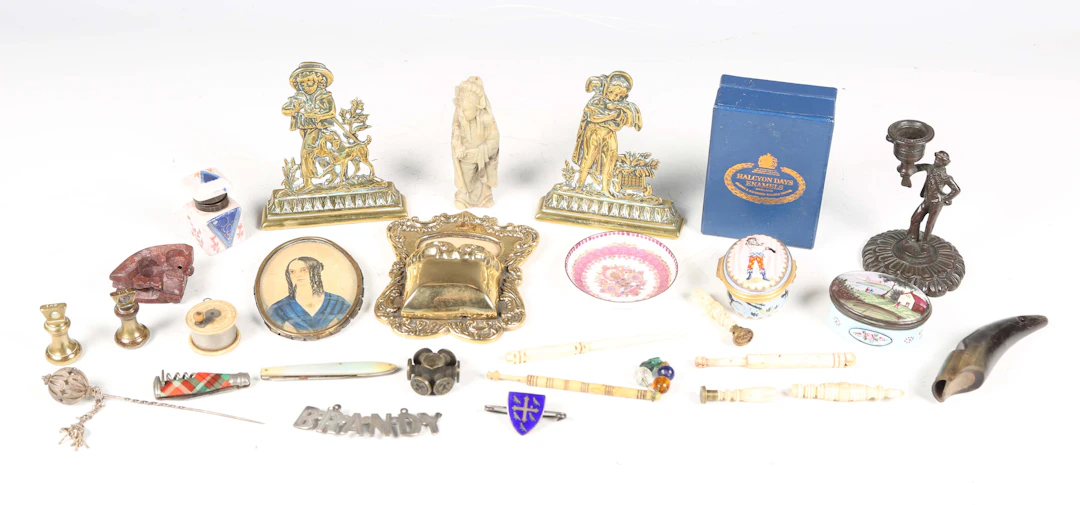 A mixed group of collectors' items, including an 18th century South
