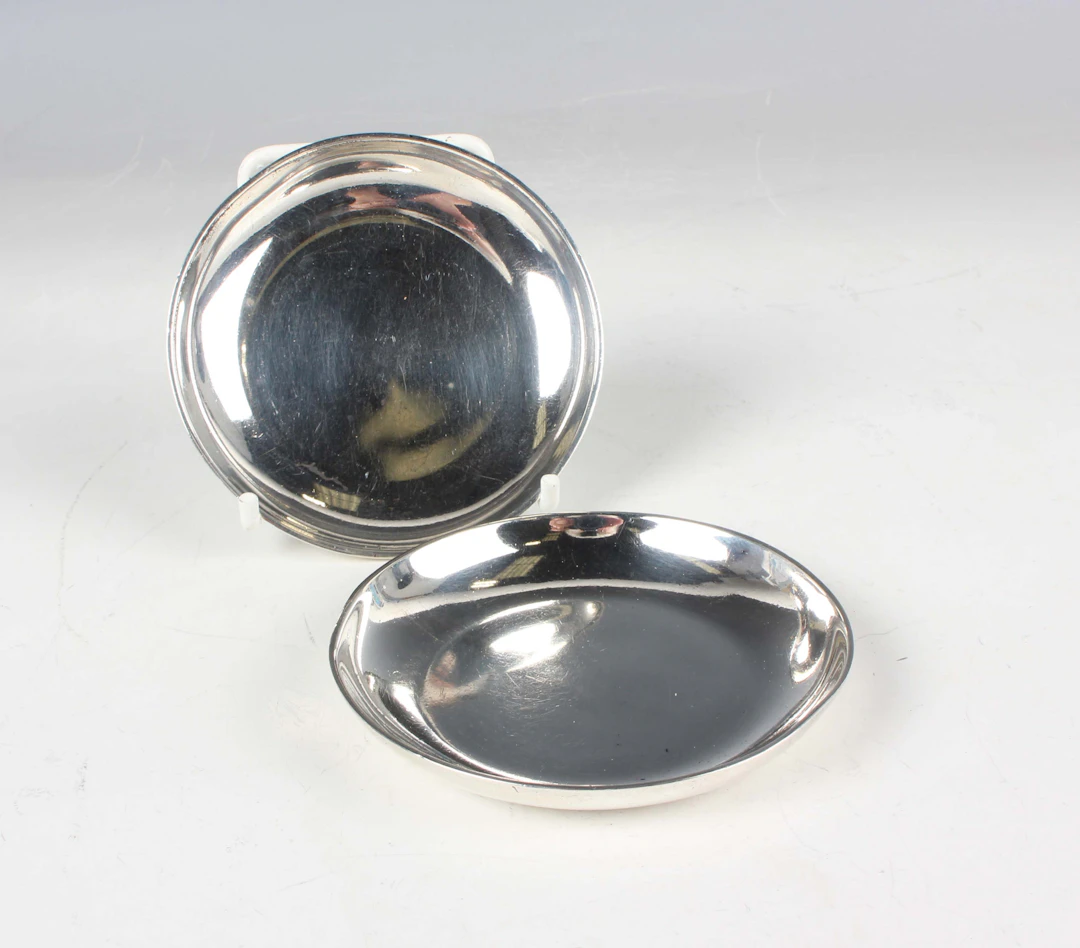 A pair of George V silver circular dishes, London 1927 by Henry Hodson