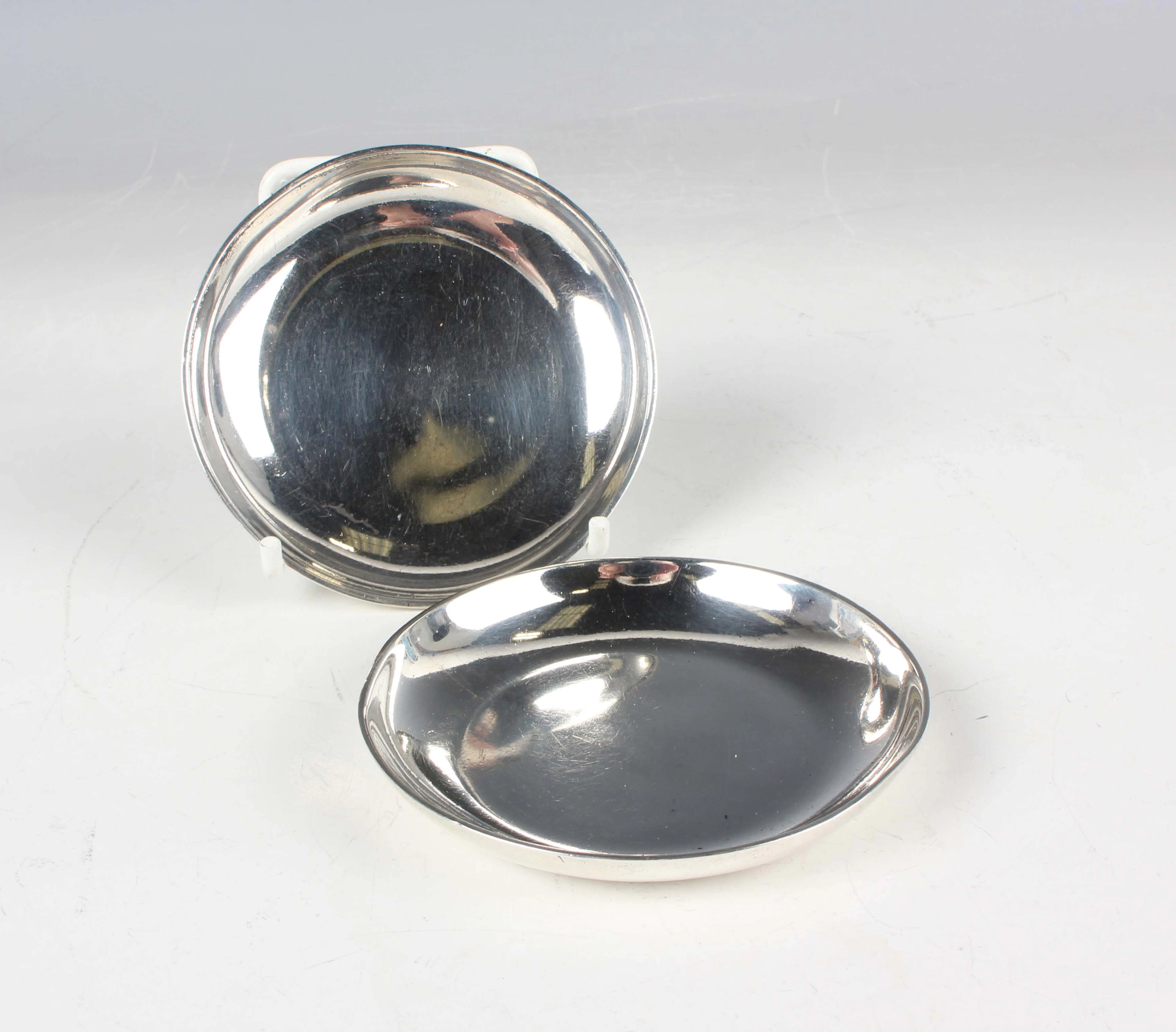 A pair of George V silver circular dishes, London 1927 by Henry Hodson