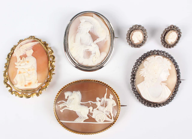 A Victorian gold mounted oval shell cameo brooch, carved as a victorious