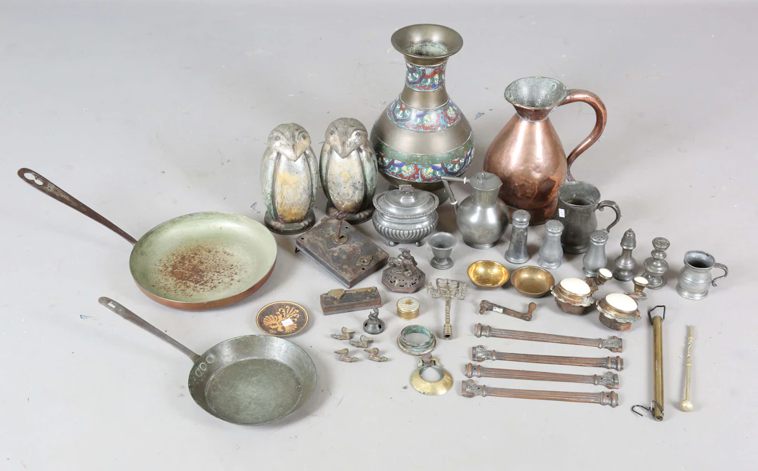 A mixed group of collectors' items, including a Japanese bronze and