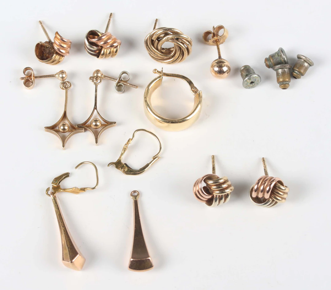 A pair of 9ct three colour gold knot design earstuds, length 1cm