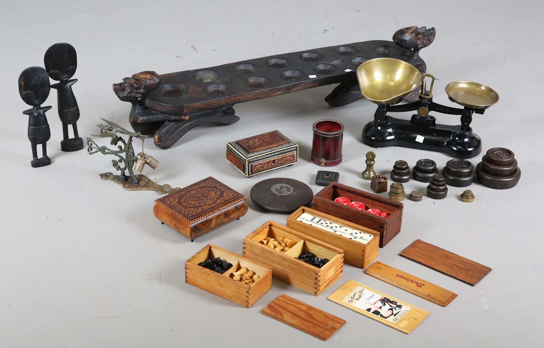 A mixed group of collectors' items, including chess and draught sets