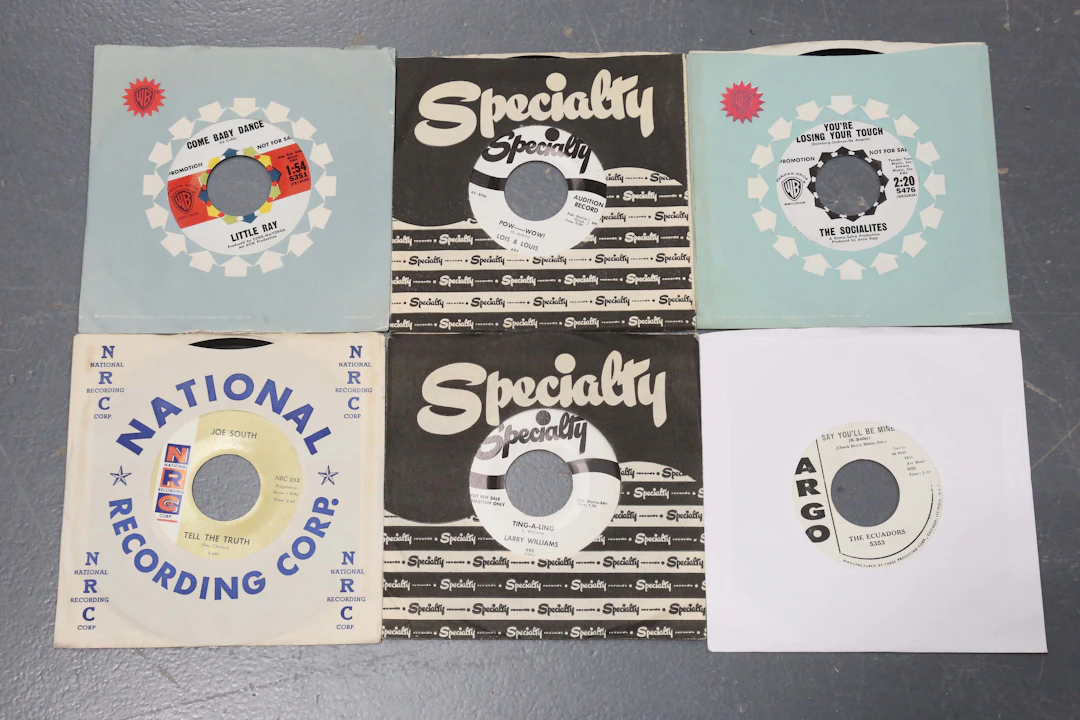 A collection of approximately one hundred 7 records, all American