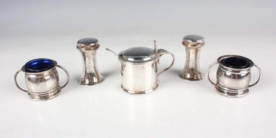 An Edwardian silver cylindrical mustard, the hinged lid monogram engraved