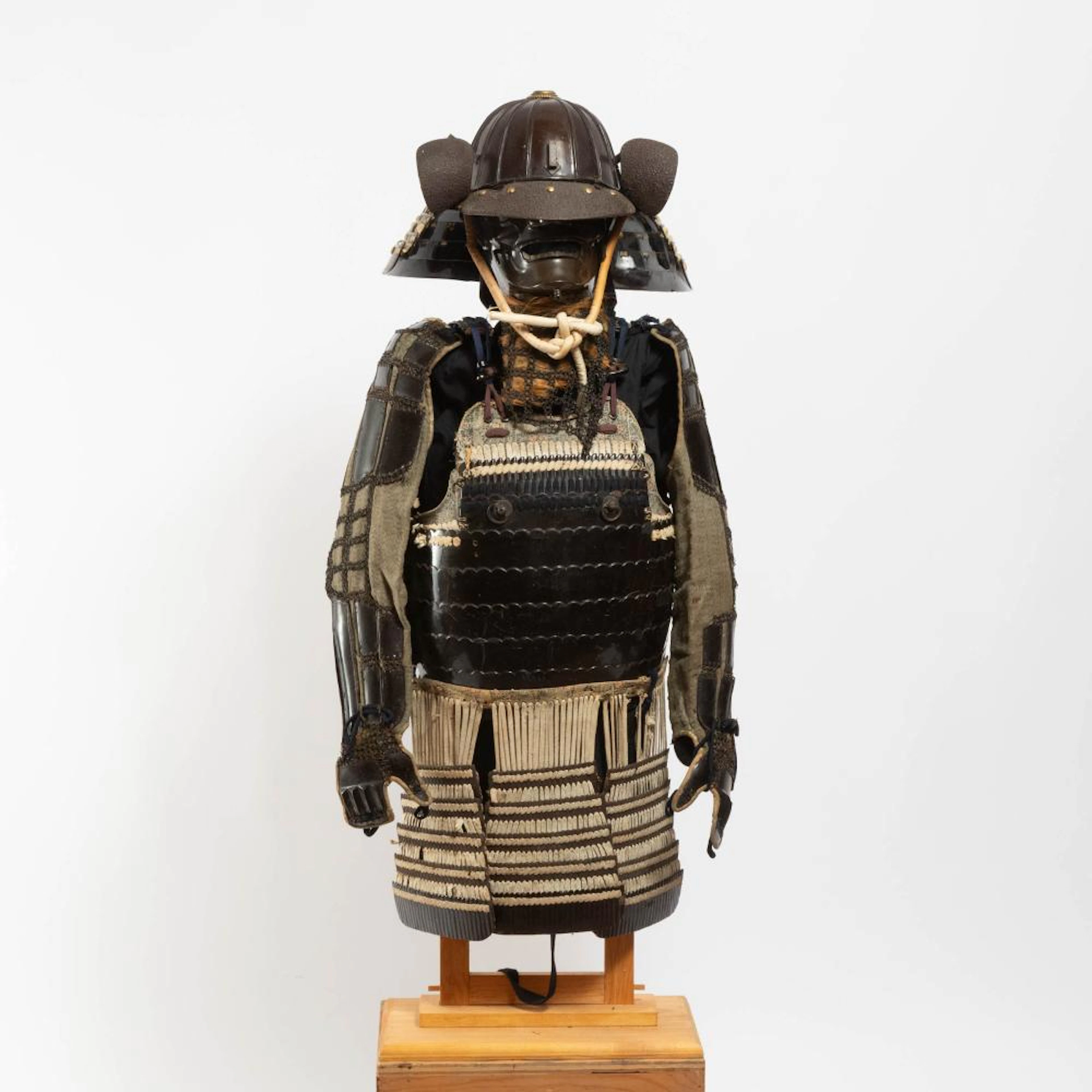 A Suit of Samurai Armour With Kabuto and Menpo, Muromachi Period (1333-1573)
