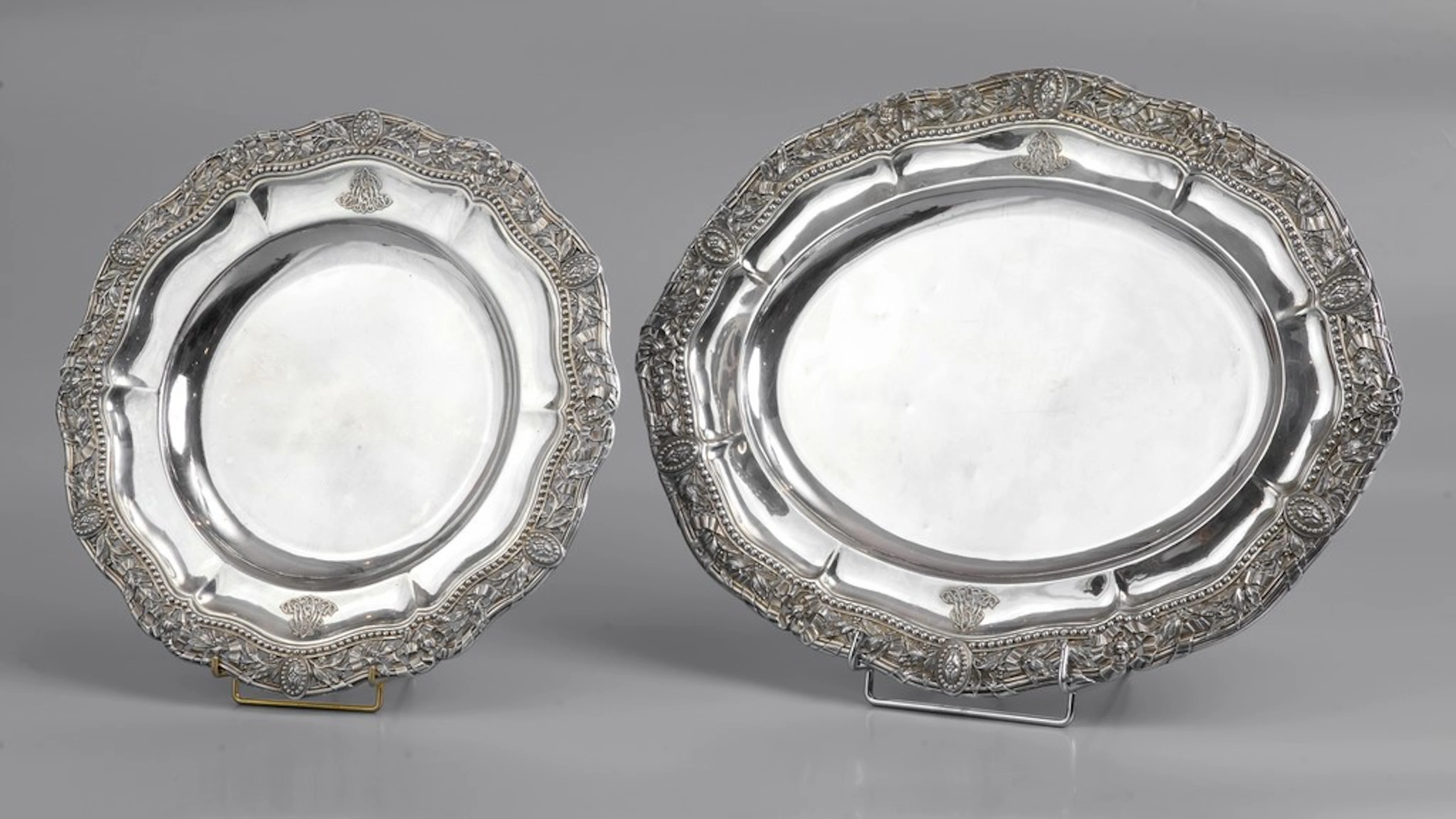 ODIOT Paris. Deux plats de service rond et oval en argent (950/1000e)