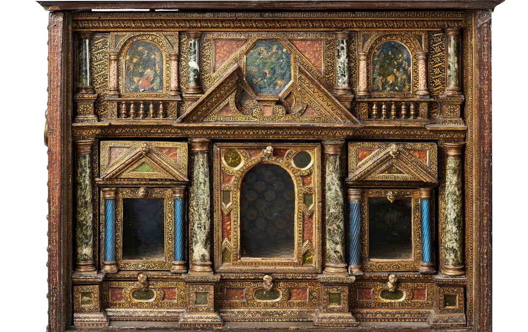 Cabinet sur table à abattant à décor d'une facade de palais sur deux