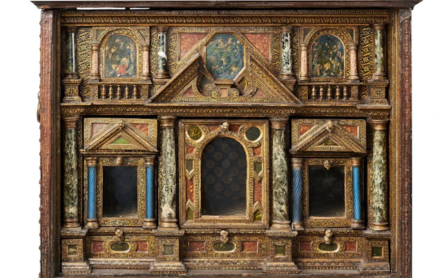 Cabinet sur table à abattant à décor d'une facade de palais sur deux
