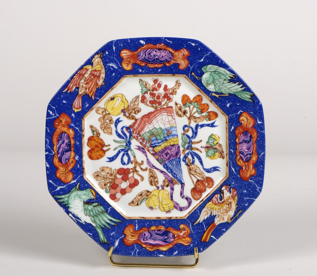 HERMES. Assiette en porcelaine émaillée polychrome sur fond bleu lapis-lazuli