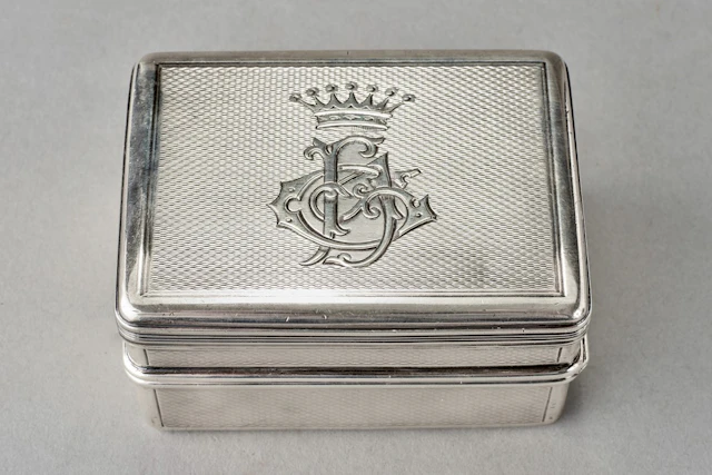 Réchaud de voyage en argent (950/°°°) mouluré, guilloché et orné d'un