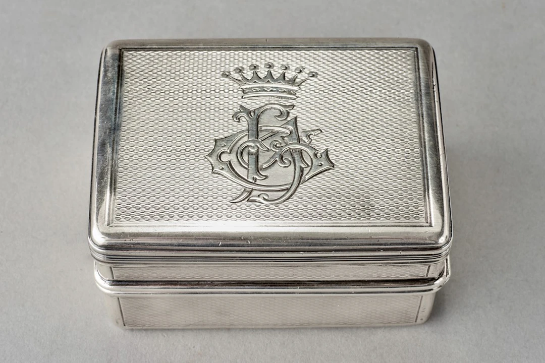 Réchaud de voyage en argent (950/°°°) mouluré, guilloché et orné d'un