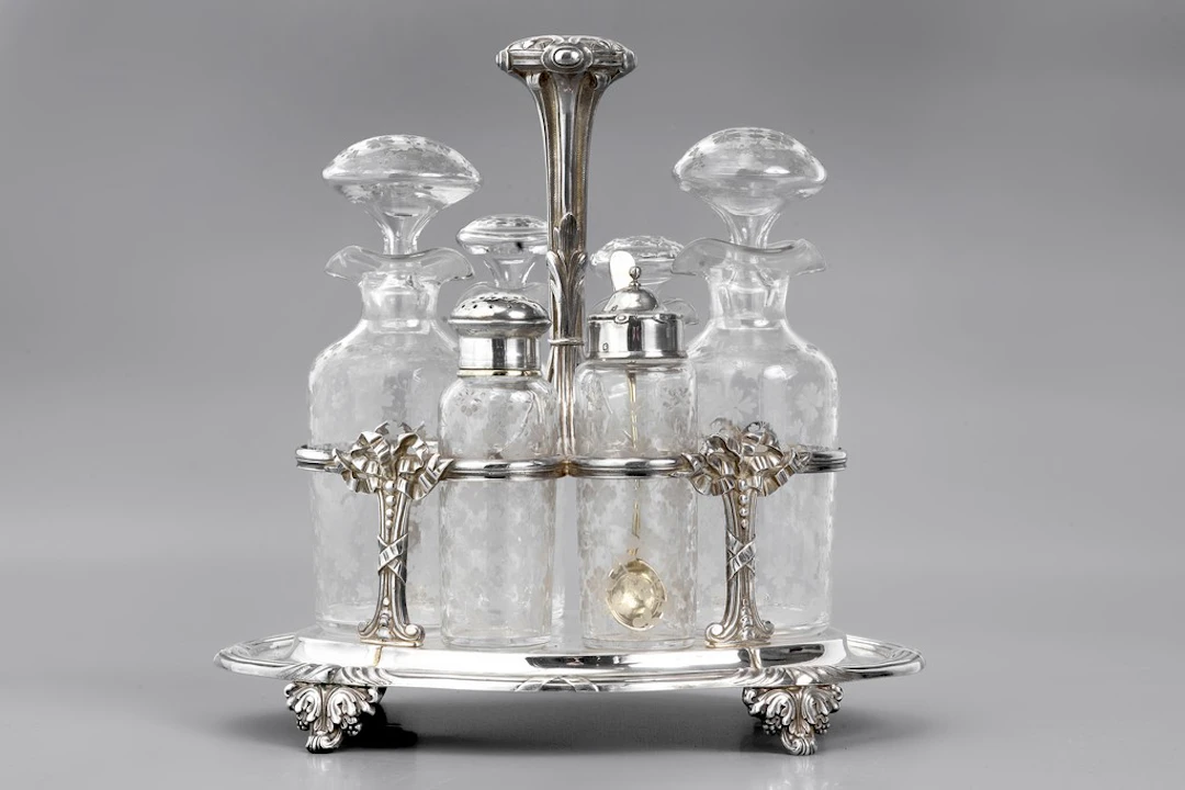 ODIOT. Serviteur de table en argent (950/1000e) et cristal. La monture
