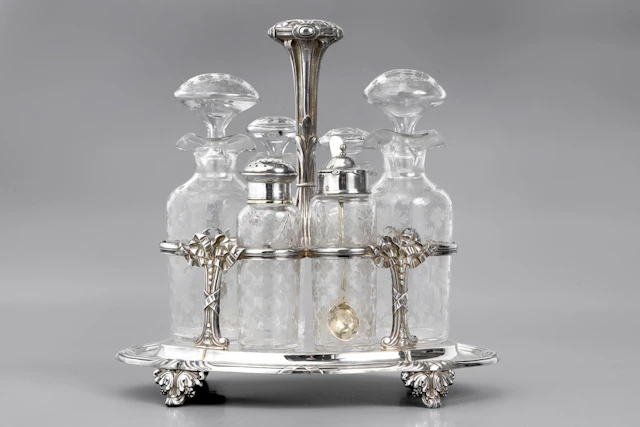 ODIOT. Serviteur de table en argent (950/1000e) et cristal. La monture
