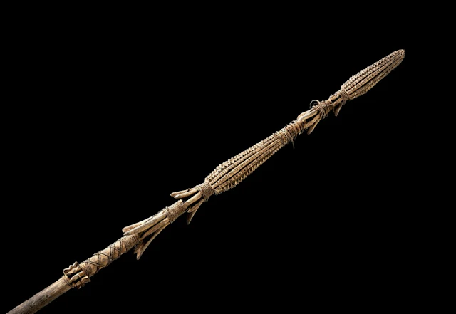 Lance de guerre en bois sculpté à multiples arêtes et constitués d'éléments