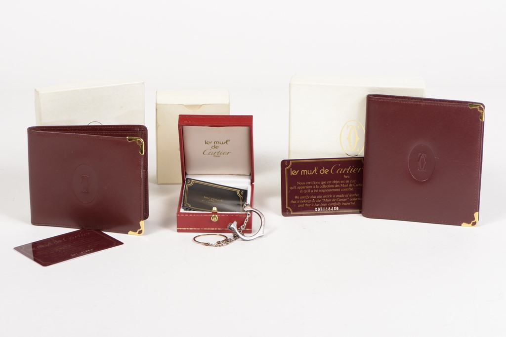CARTIER. Lot comprenant : 1/ Must de Cartier, un porte-cartes à rabat
