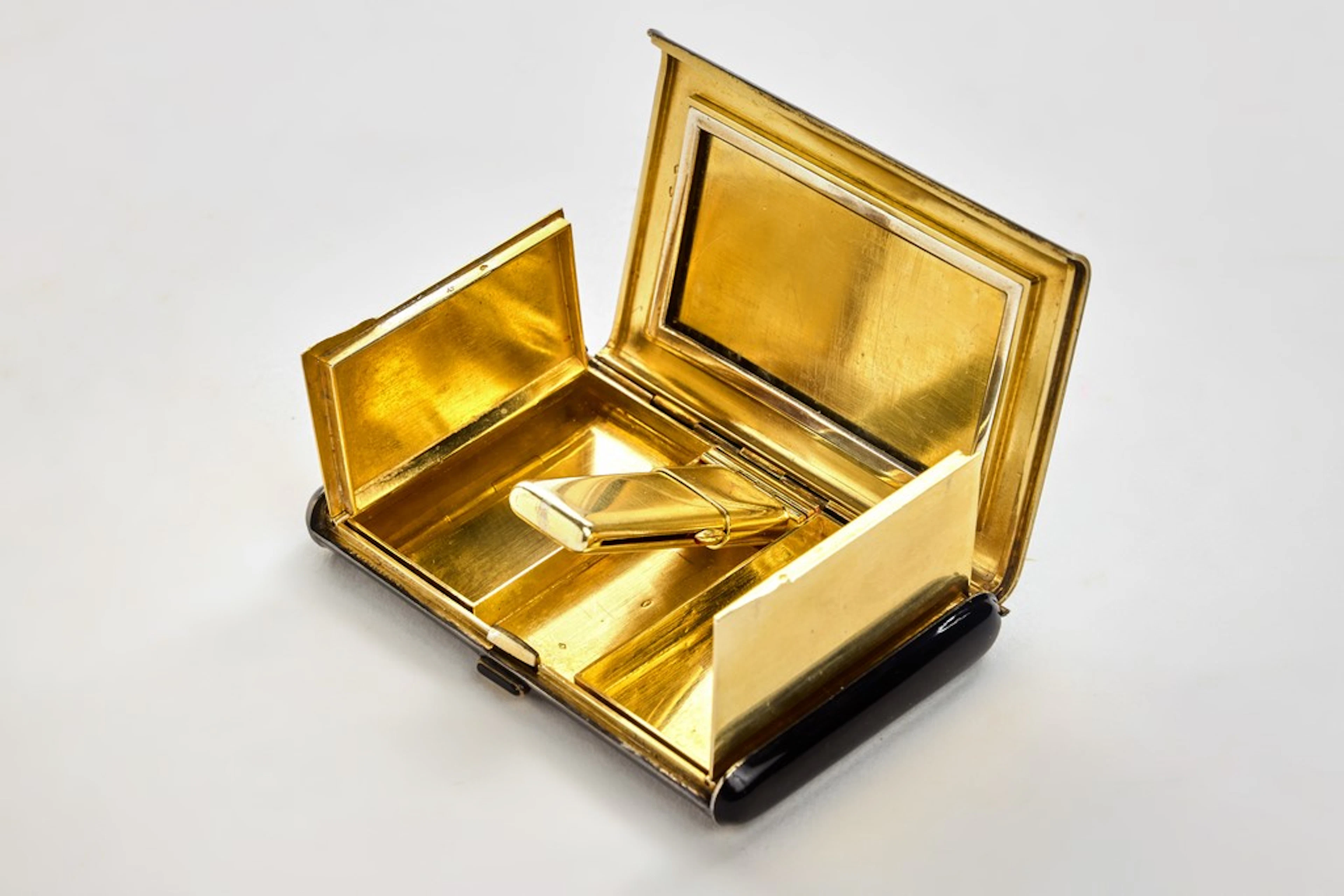 MAUBOUSSIN. Nécessaire de beauté de poche en argent, or et laque.