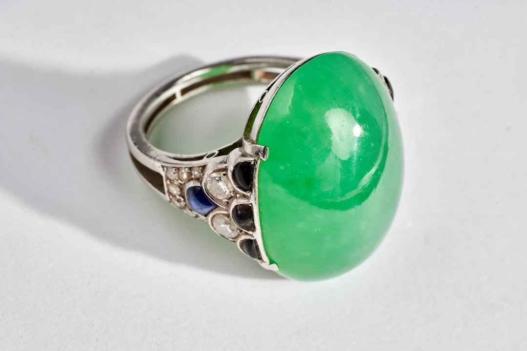 Bague cocktail Art déco à monture en platine ( tête de chien) orné