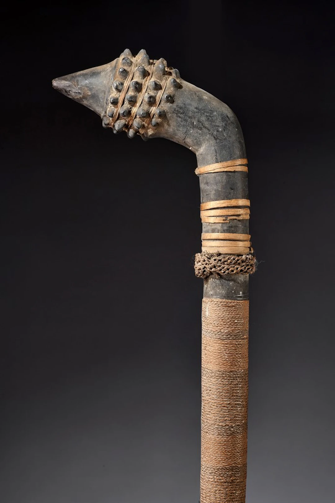 "Totokia", marteau de guerre en bois sculpté à belle patine noire