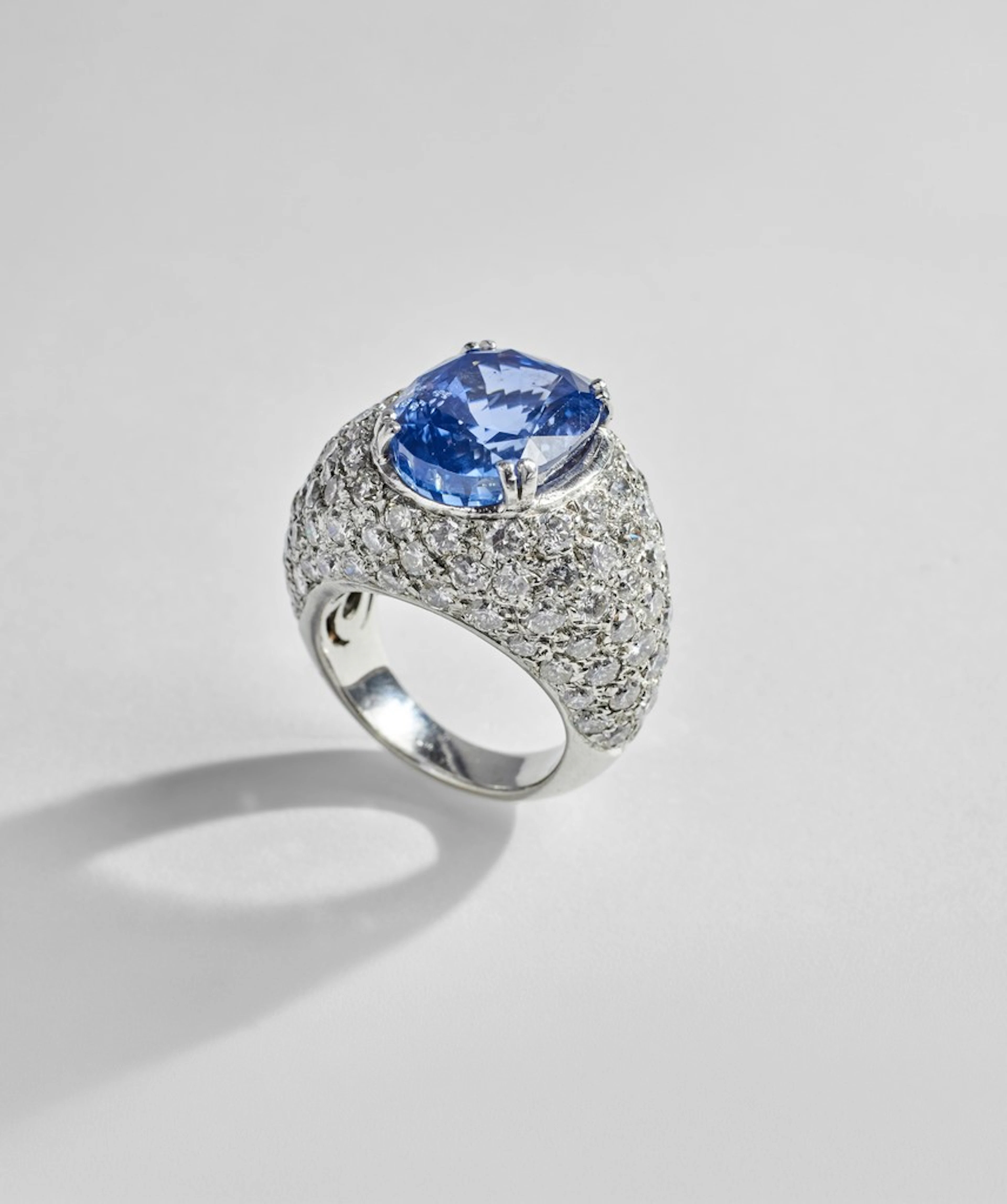 Bague dôme à large monture en or blanc (poincon tête d'aigle) ornée