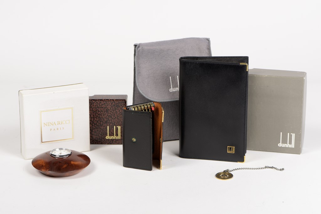 DUNHILL. Lot comprenant : 1/ Un carnet d'adresse à spirales, la reliure
